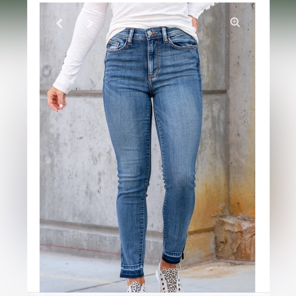 Judy Blue Sharon High Rise Released Hem Skinny blue jean zip closure